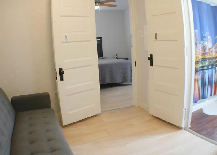 3 Bedroom Southside Pad - Sleeps 8 - Amazing Location