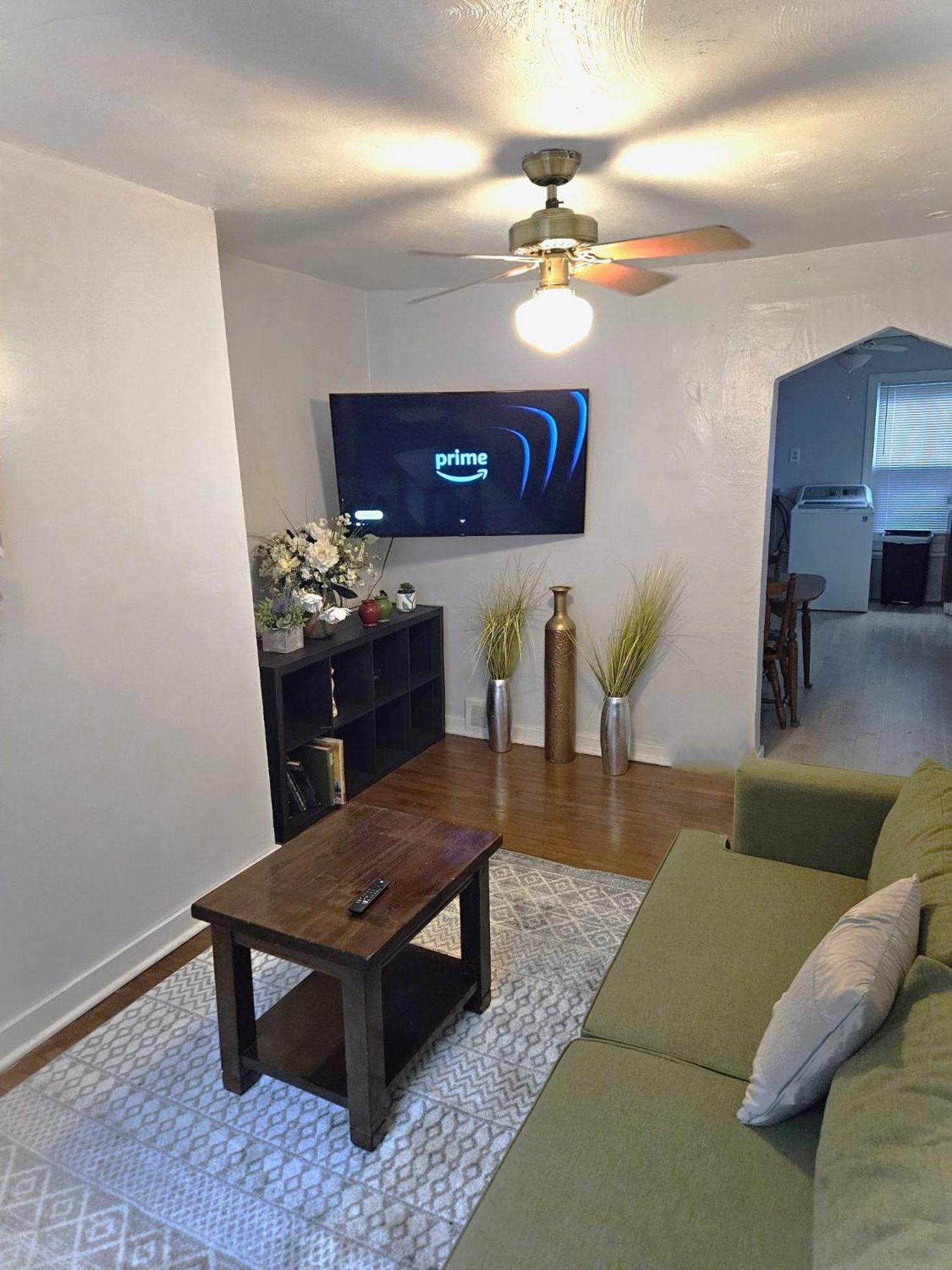 3 Bedroom Southside Pad - Sleeps 8 - Amazing Location Pittsburgh